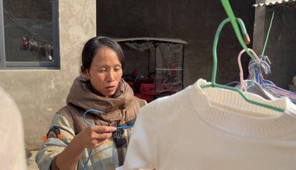 丈夫去世留下三个孩子需抚养 越南妈妈盼望解决户口难题