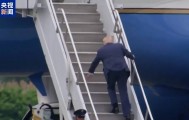特朗普登机时险被绊倒，网友调侃：立即调查其身体健康状况，CNN全天候报道