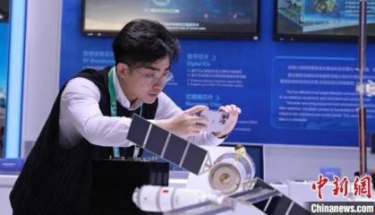 台湾青年观摩中国航展：备受震撼 成为歼−20模型拥趸