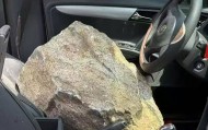 洛阳一家四口自驾遇落石家属索赔超百万遭网暴，律师：能否获赔关键在于这几点