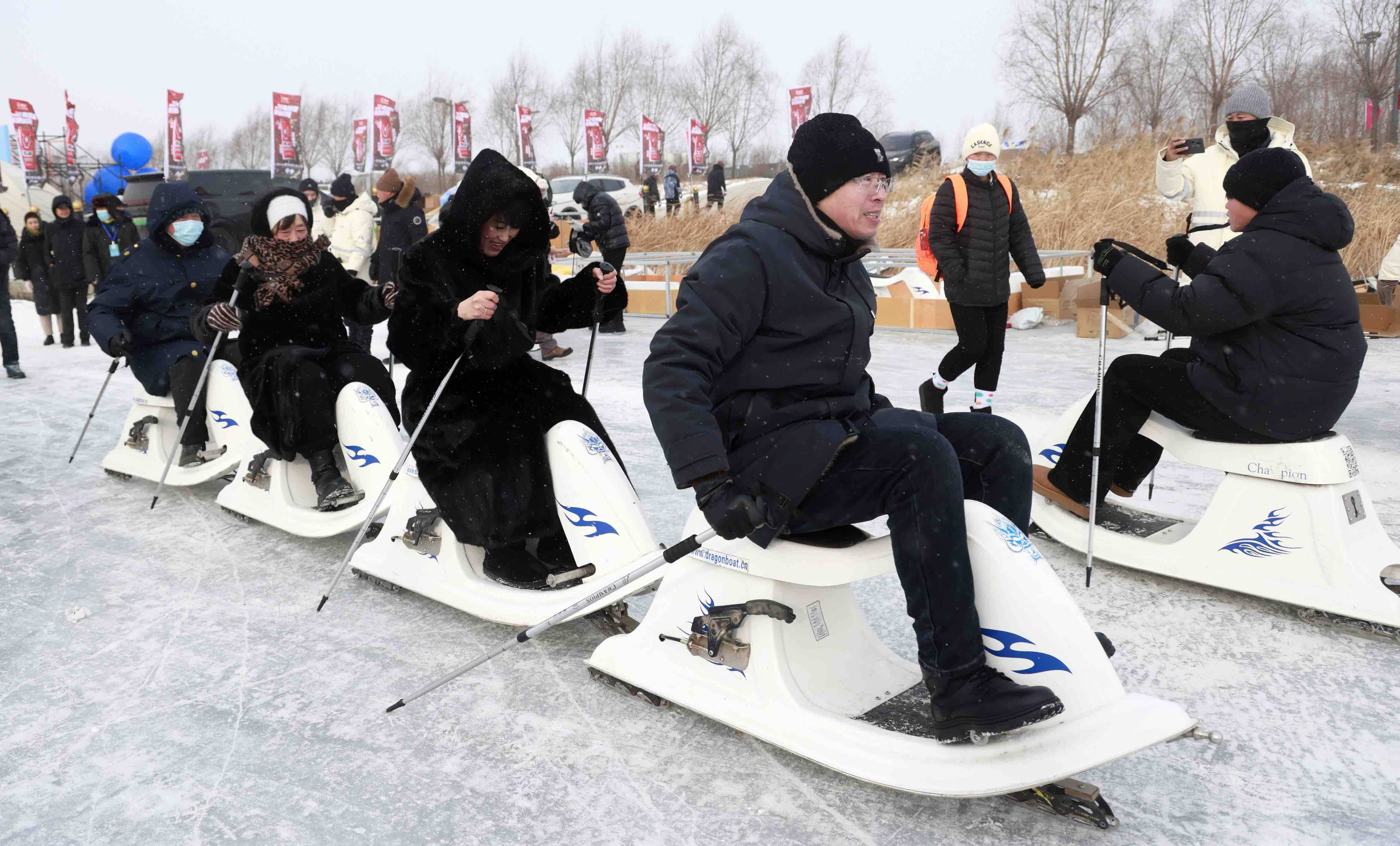 快来呼兰河冰面上畅滑“小冰龙”