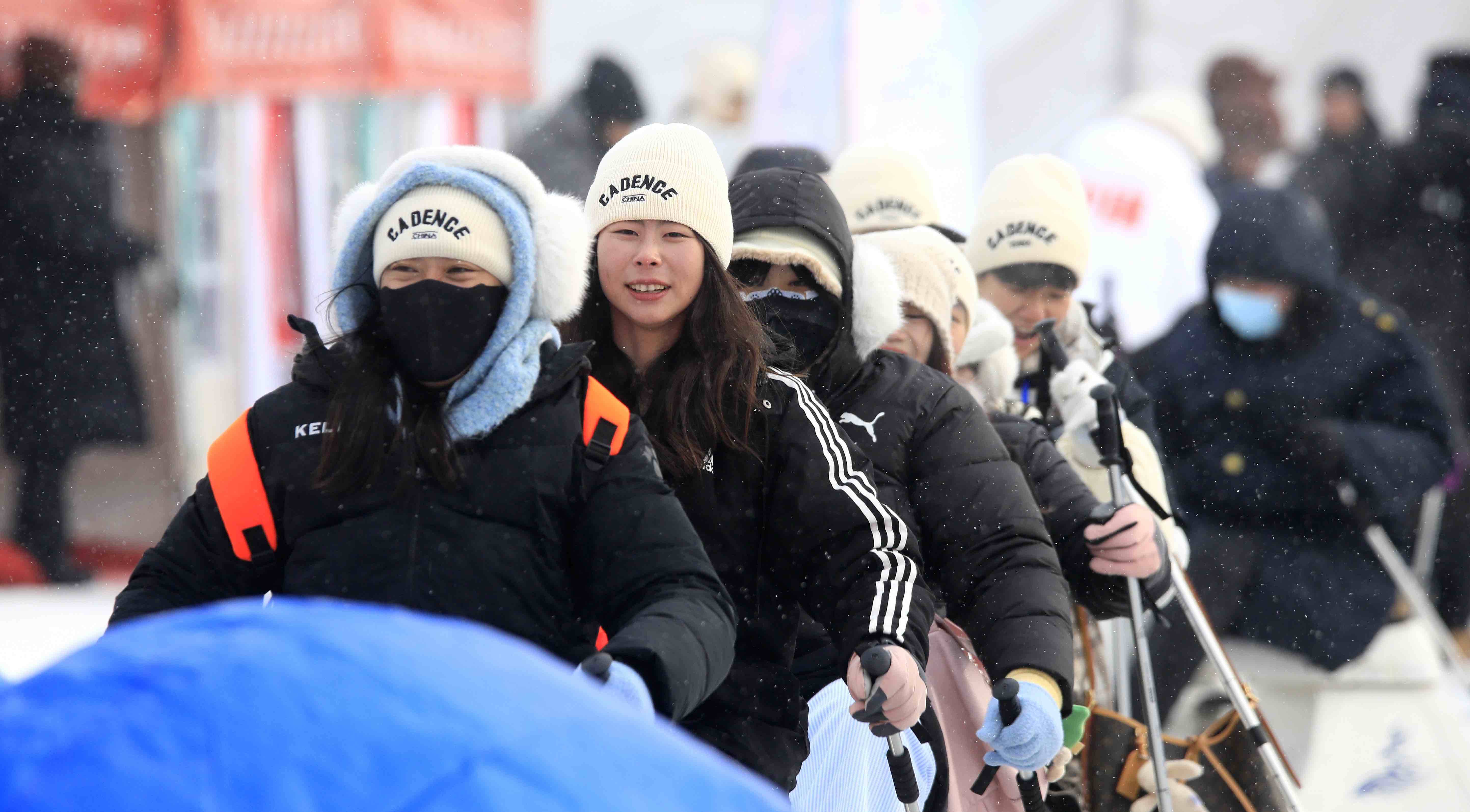 快来呼兰河冰面上畅滑“小冰龙”