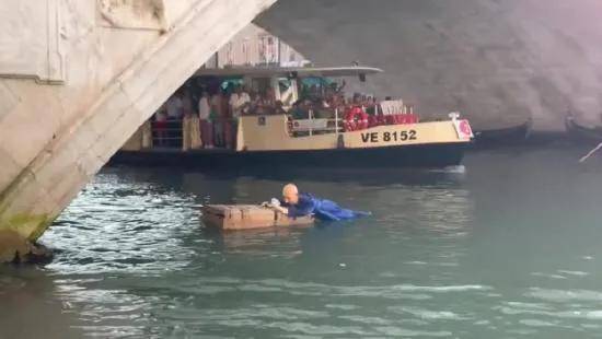 贝索斯的奢华婚礼，终于在“天怒人怨”中秀完了！