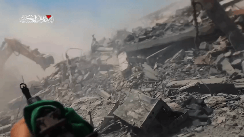 不按套路出牌,敢死队从废墟钻出抢走大批武器,以军暴露一大隐患