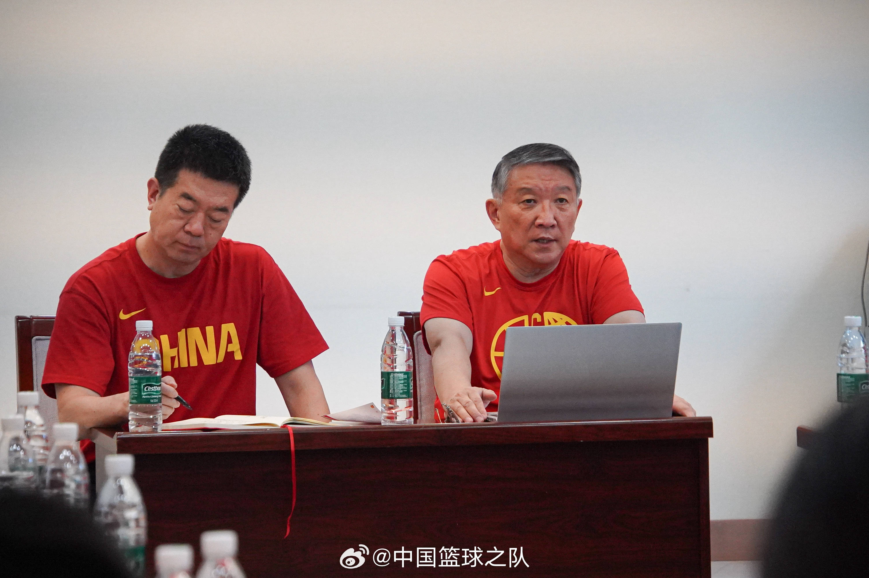 王治郅来到中国女篮集训基地 指导内线球员技术