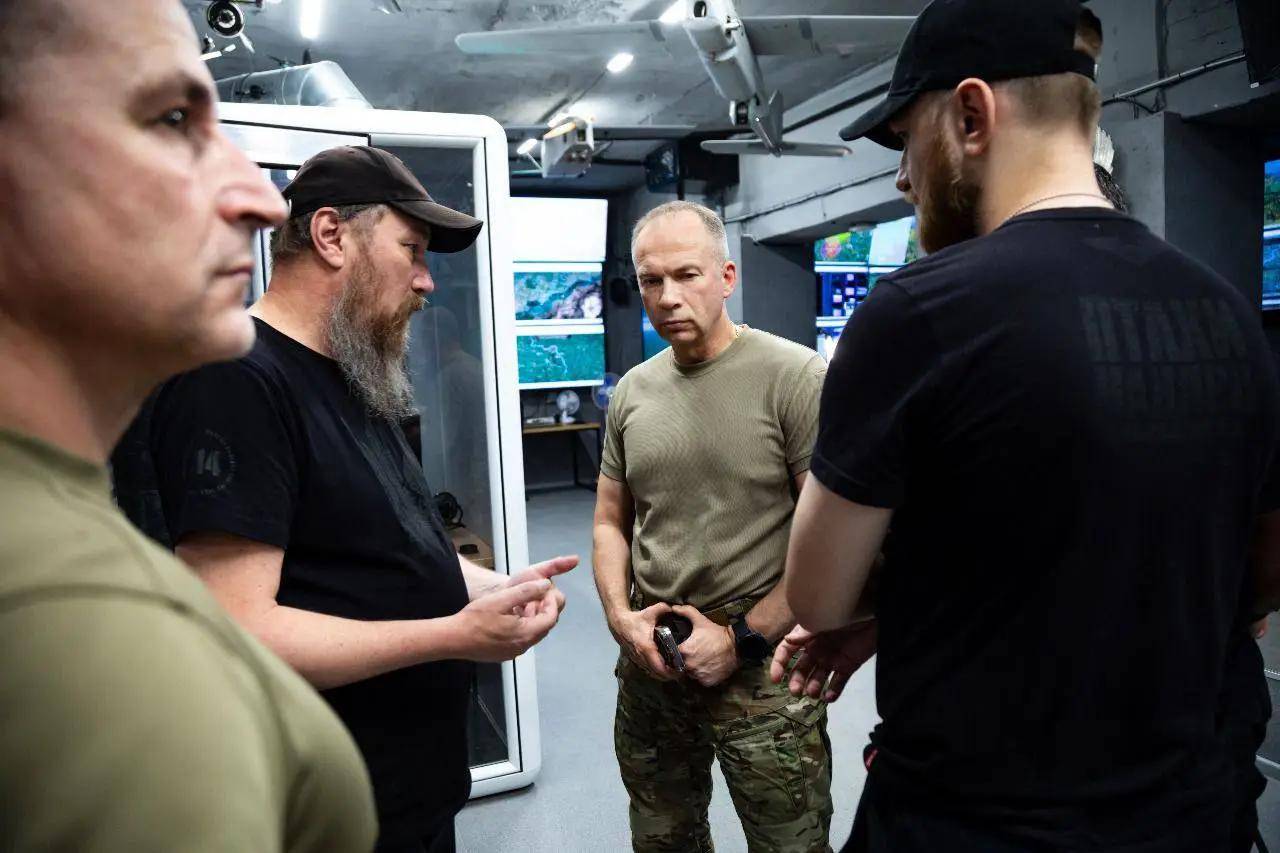 俄军终于开炸铁路枢纽,炸嗨了,多轮炸弹雨砸下,乌克兰扛不住了