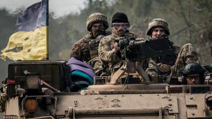 俄军终于开炸铁路枢纽,炸嗨了,多轮炸弹雨砸下,乌克兰扛不住了