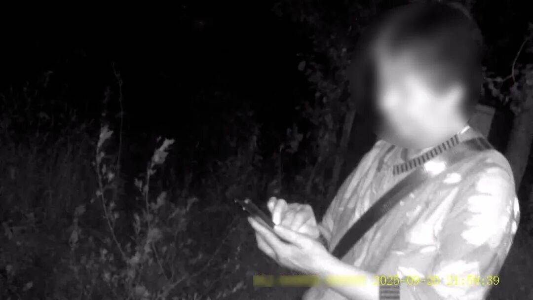 北京一老人夜晚打车到20多公里外,要把钱埋土里,司机紧急报警!