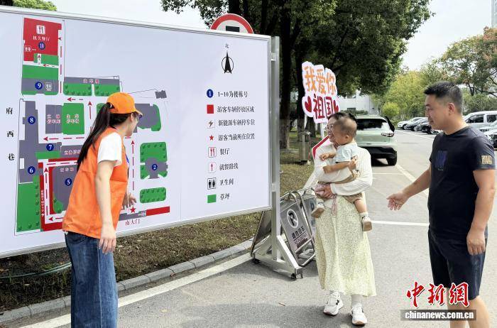 国庆假期江苏扬州开启“宠客”模式 千余名“小橙子”微笑上岗