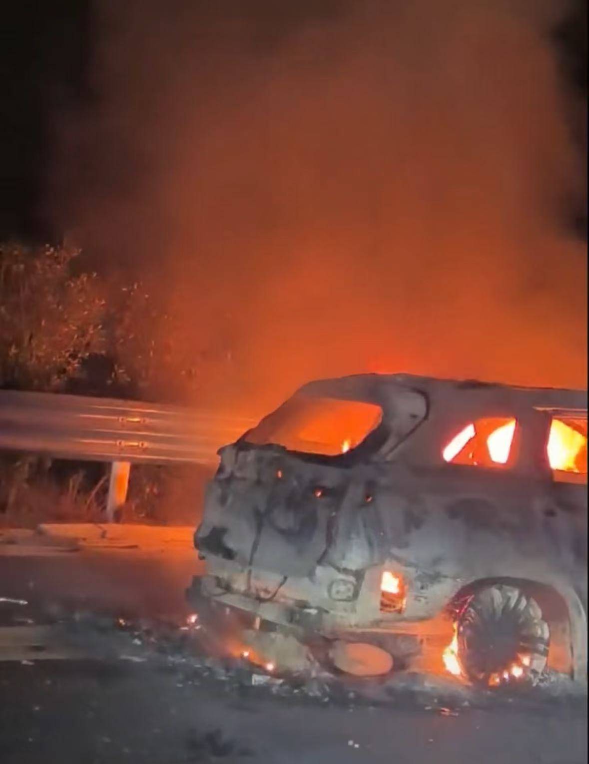 玉林多车连撞起火致2死3伤，亲属：堂哥一家去旅游出事，两名女儿遇难，堂嫂烧伤严重