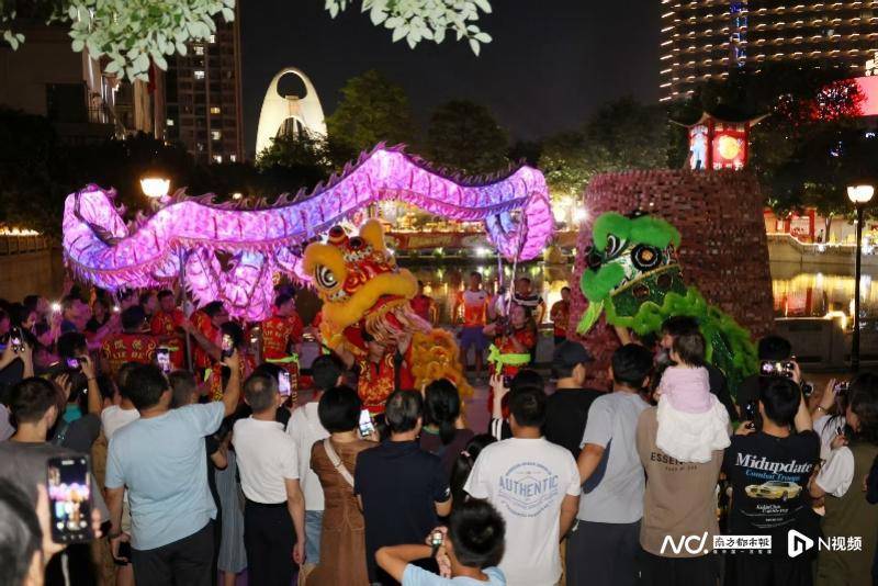 八月十五,广州猎德烧番塔,传统民俗与商业区高楼大厦相辉映