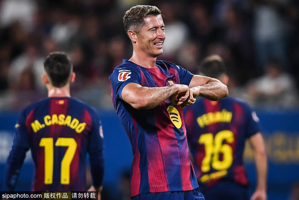 莱万的挣扎:在巴萨惨败于塞维利亚之夜,数据揭示了他的低迷表现与背后压力!