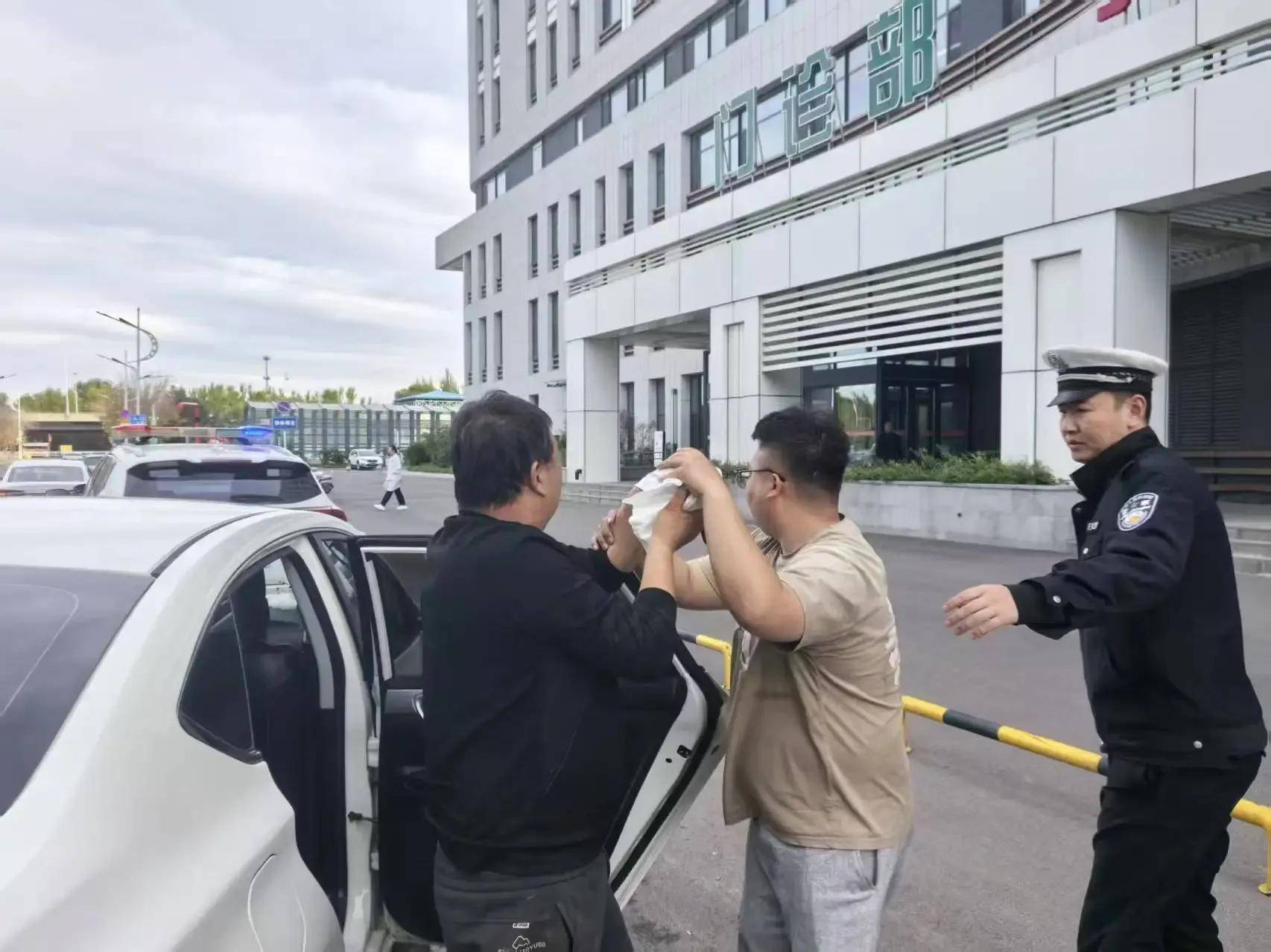 生死时速10分钟！黑龙江大庆交警为绞伤群众开辟生命通道