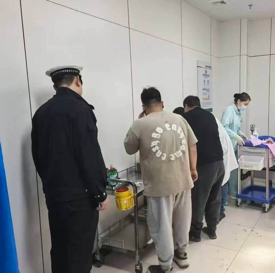 生死时速10分钟!黑龙江大庆交警为绞伤群众开辟生命通道