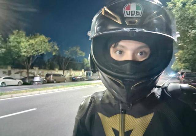 00后艺人被曝骑摩托车撞人,时代峰俊发布声明