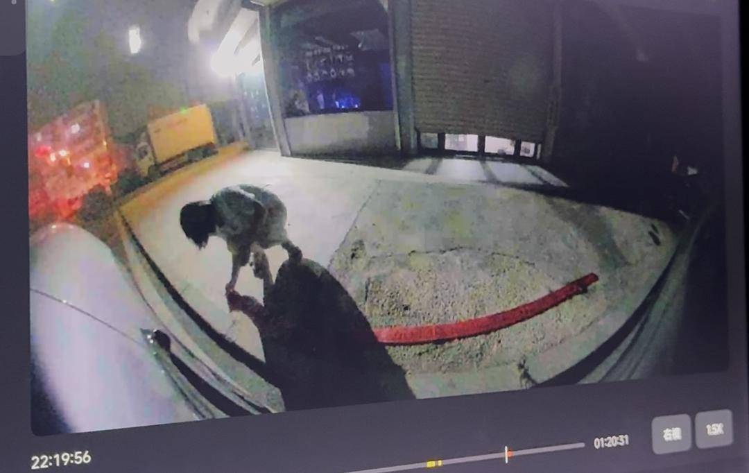 刚提的新车停路边停车位被鞭炮崩了，车主：因拒绝当晚挪车