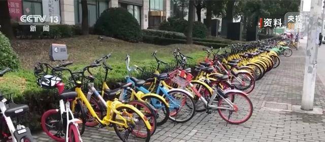 央视曝多地共享单车骑行中自动锁车