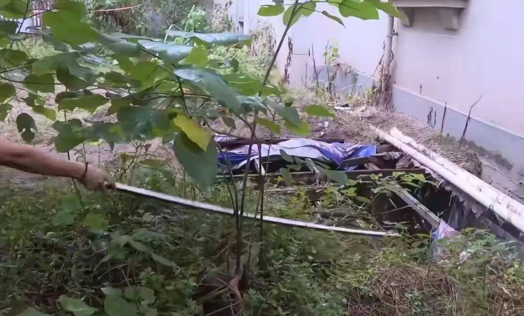 重庆男子下楼捡鞋坠入绿化带深坑身亡,小区内还有几个类似深坑,物业称一无所知,相关部门正在调查处理