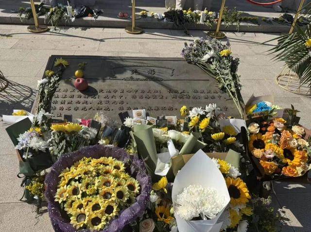 《沉默的荣耀》热播后,他墓前的鲜花摆了5米长