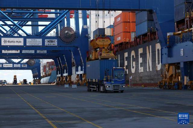 中欧北极快航航线首艘货船抵达波兰