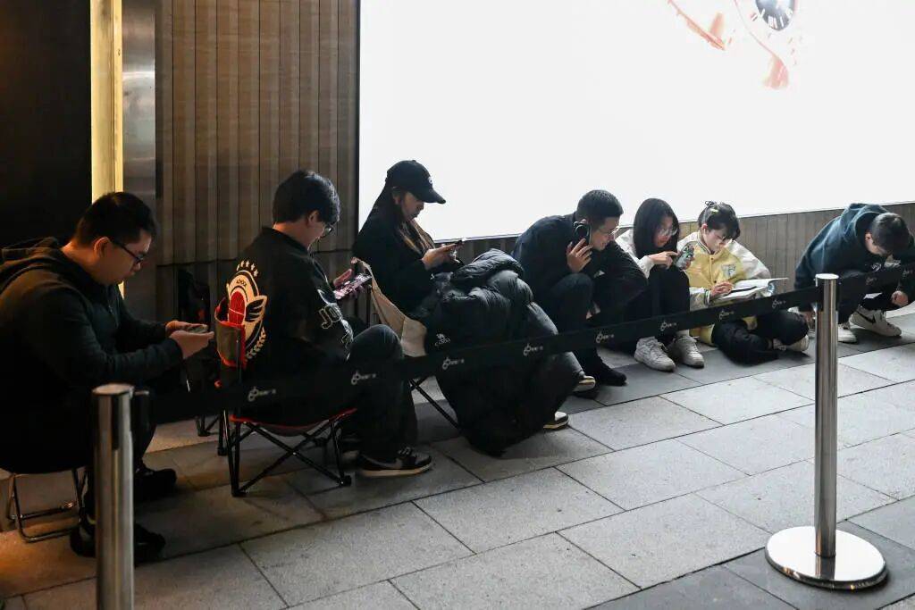 大幅涨价,有的一夜涨6000元!顾客通宵排队:值得