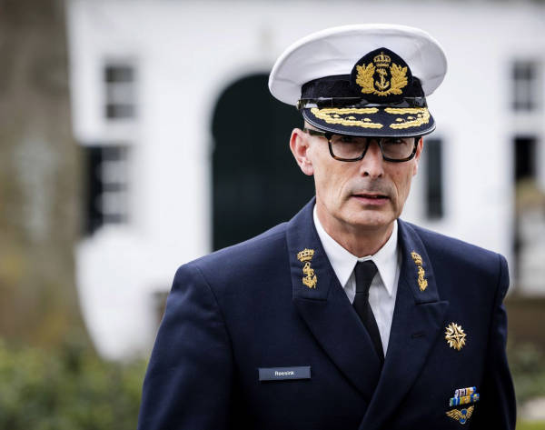 荷兰高官演上了：我们好脆弱，中国与美国“不相上下”