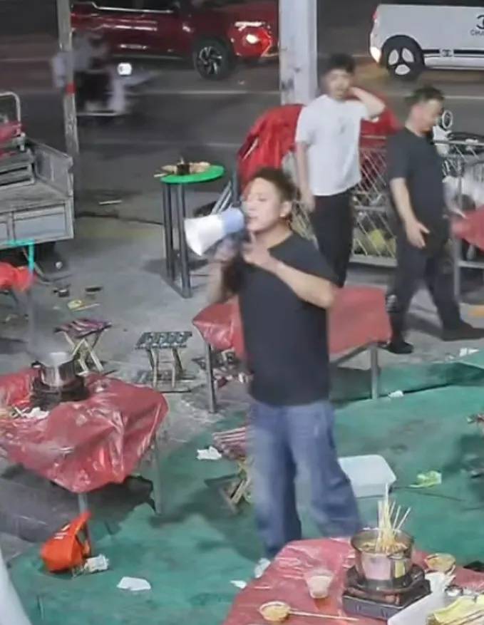 “不用结账，直接走！” 突遇10级大风，店主喊话为全场顾客免单，更暖心的是……