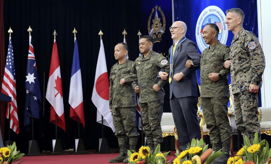 菲律宾防长：趁大国分心，中国就会占便宜！24小时内中方巡航南海